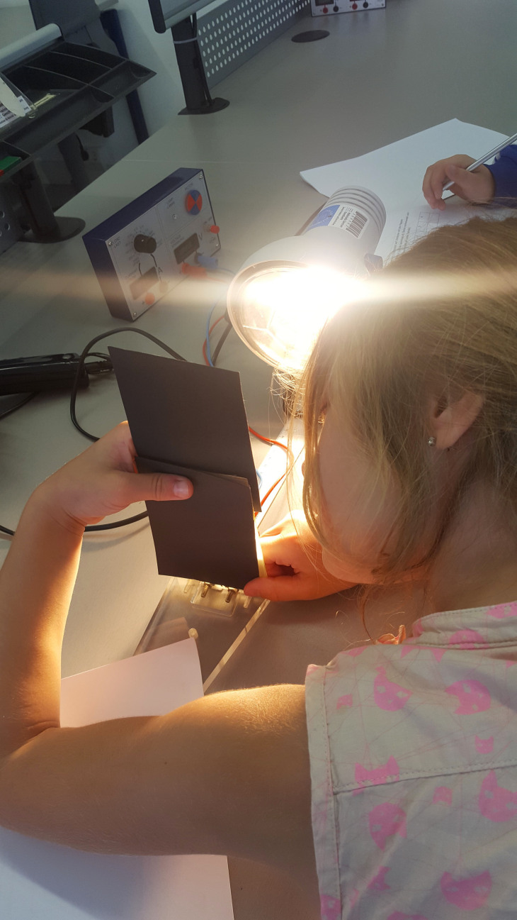 Mädchen am experimentieren im Schülerlabor